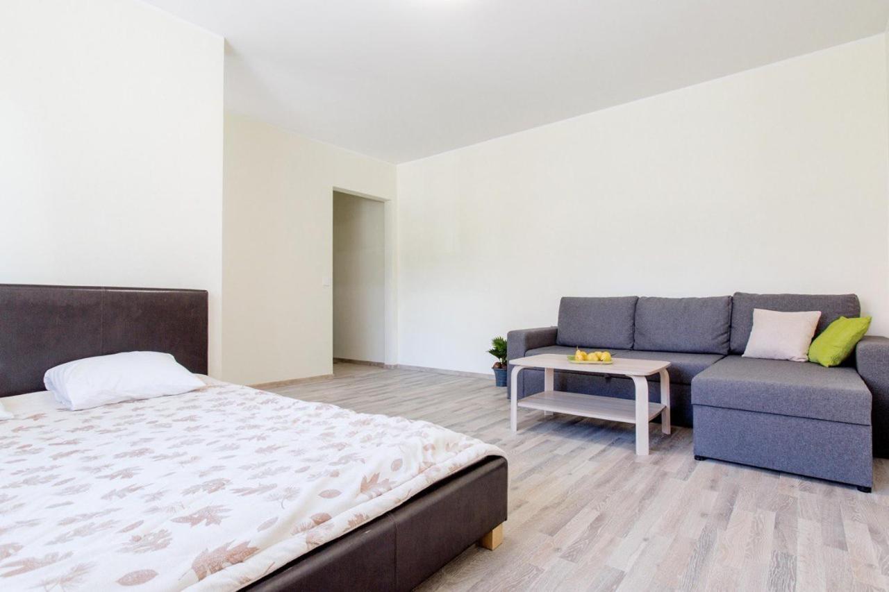 Sunny Apartment Near Bus Station Tallin Exterior foto
